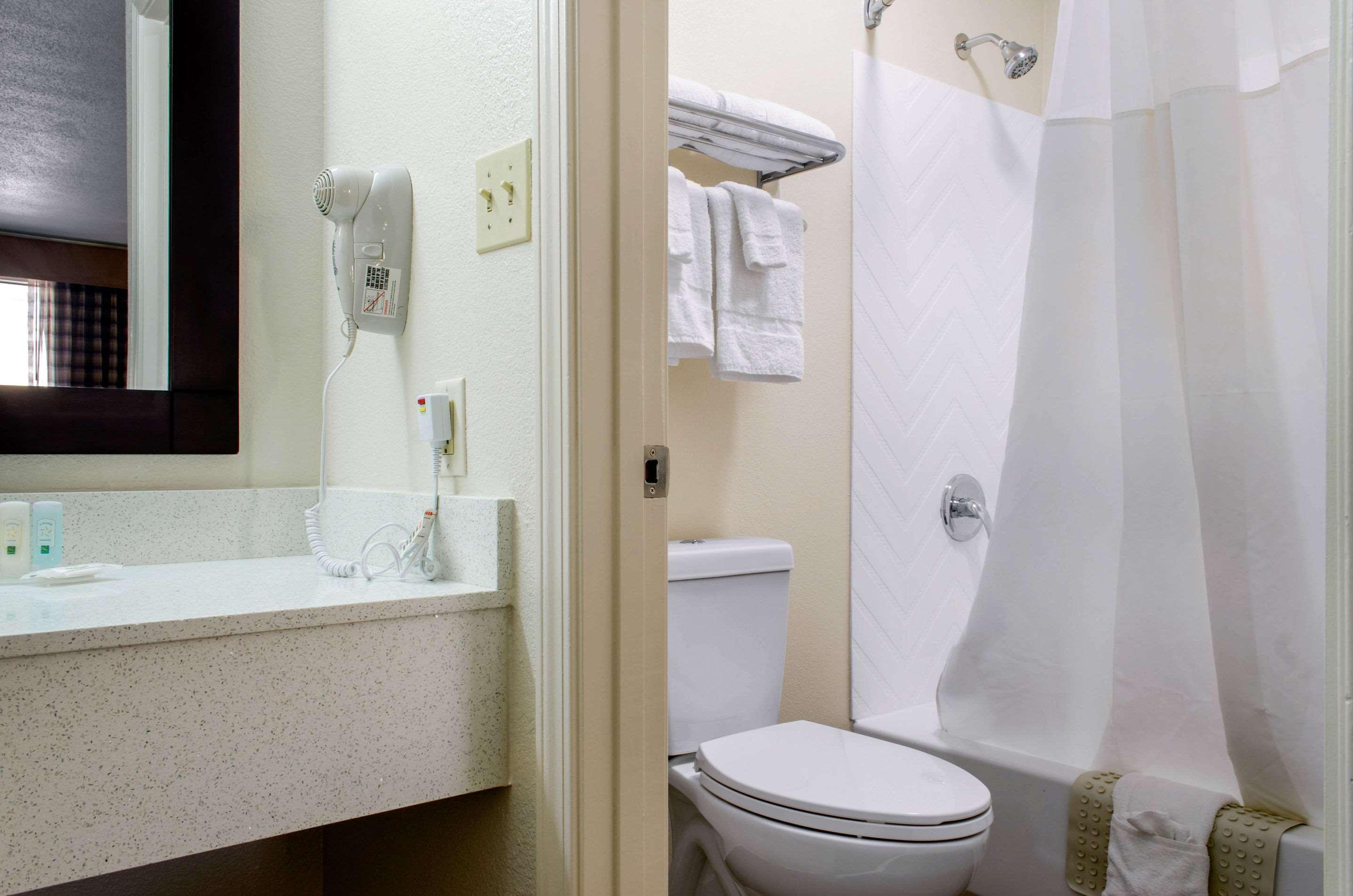 Quality Inn Маккомб Екстер'єр фото